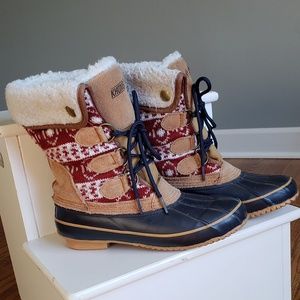 Khombu Maya duck style red and navy winter boots
